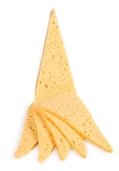 美味的新鲜的奶酪片孤立的白色背景