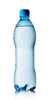 蓝色的瓶纯水与滴孤立的白色背景