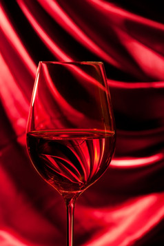 玻璃薄茎填满与酒红色的缎