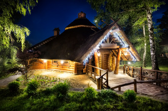 童话语言木房子照亮灯下的晚上天空童话语言木房子照亮灯