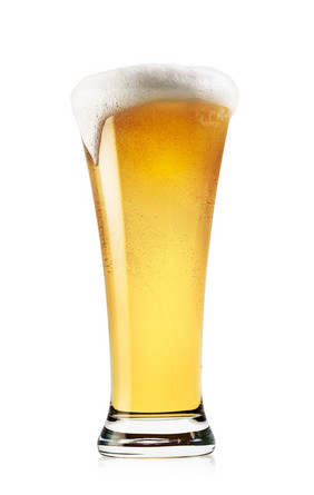 高玻璃光啤酒与泡沫孤立的高玻璃光