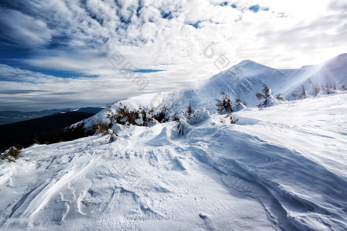 山白雪覆盖的山峰与雪变形背景多云的天空山白雪覆盖的山峰与雪变形