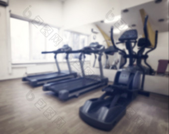 有氧运动健身房对的窗口拍摄与模糊焦点有氧运动健身房对的窗口