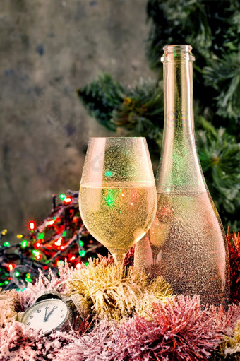 磨砂瓶和玻璃香槟新一年Amp表格