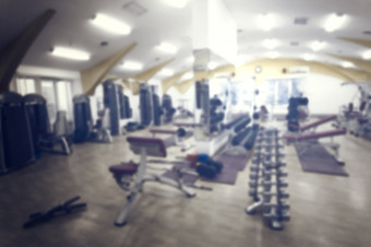 健身房与的健身设备为培训拍摄与模糊焦点健身房与的健身设备