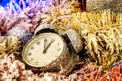雪圣诞节仍然生活与时钟和Jewelery雪圣诞节仍然生活与时钟
