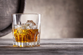 在上雕琢平面的玻璃威士忌和的角<strong>木桶</strong>黑暗背景在上雕琢平面的玻璃威士忌和的角<strong>木桶</strong>