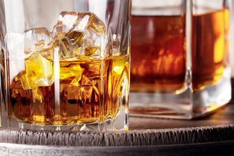 片段玻璃和玻璃水瓶威士忌木桶片段玻璃和玻璃水瓶威士忌