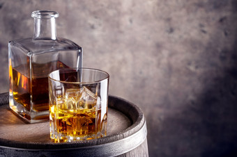 玻璃和玻璃水瓶威士忌岁的木桶玻璃和玻璃水瓶威士忌岁的