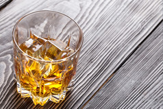 玻璃威士忌与冰前拍摄玻璃威士忌与冰