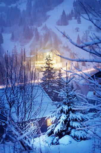 发光的房子冬天山晚上发光的房子冬天山