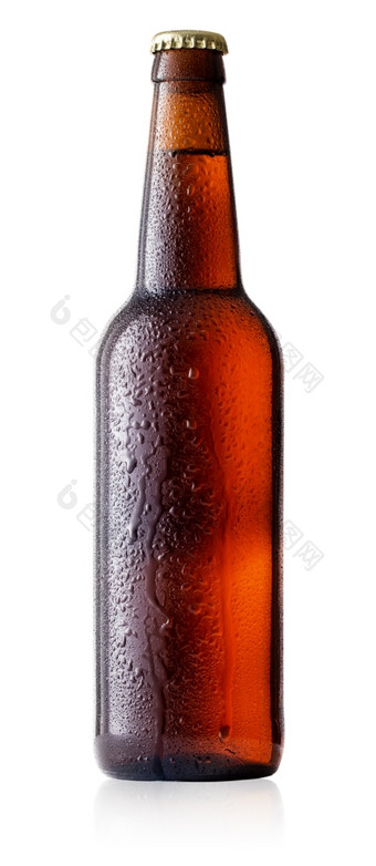棕色（的）冷啤酒瓶与滴孤立的白色背景棕色（的）冷啤酒瓶与滴