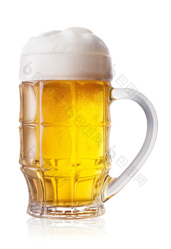 在上雕琢平面的光啤酒杯子孤立的白色背景在上雕琢平面的光啤酒杯子