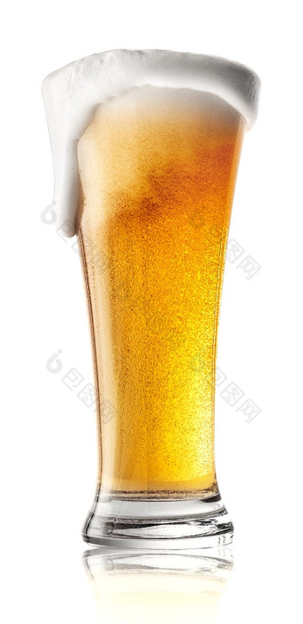 高玻璃啤酒与泡沫<strong>溢</strong>出孤立的白色背景高玻璃啤酒与泡沫<strong>溢</strong>出