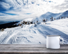杯子茶木表格对背景冬天山杯子木表格对背景山