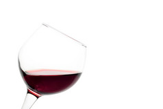 倾斜的玻璃红色的酒孤立的白色背景倾斜的玻璃红色的酒
