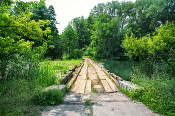 木桥在的河杂草丛生的与草的夏天木桥在的河杂草丛生的与草