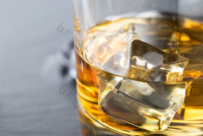明亮的片段威士忌与冰玻璃黑暗背景明亮的片段威士忌与冰玻璃