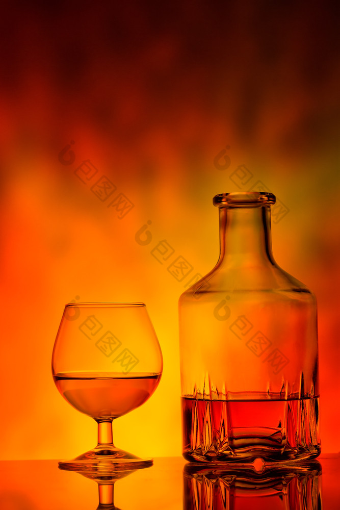 玻璃和玻璃水瓶白兰地火背景玻璃和玻璃水瓶白兰地
