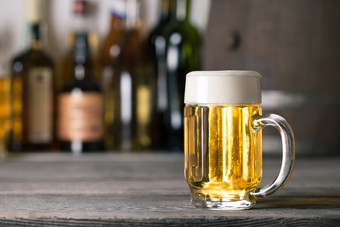光啤酒杯子对的背景的酒吧架子上光啤酒杯子