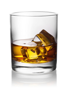 轮玻璃的威士忌与冰孤立的白色背景轮玻璃的威士忌与冰