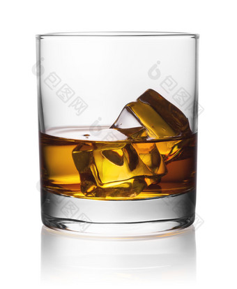 轮透明的玻璃威士忌与冰孤立的白色背景轮透明的玻璃威士忌与冰