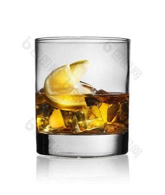 鸡尾酒与威士忌<strong>柠檬</strong>和<strong>冰</strong>孤立的白色背景鸡尾酒与威士忌<strong>柠檬</strong>和<strong>冰</strong>