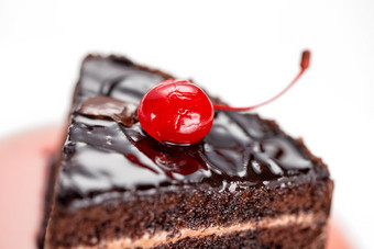片段巧克力蛋糕与樱桃孤立的白色背景片段巧克力蛋糕与樱桃