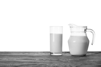 壶和玻璃牛奶木表格孤立的白色背景壶和玻璃牛奶木表格