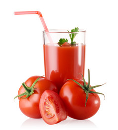玻璃新鲜的番茄汁与西红柿和稻草孤立的白色背景玻璃新鲜的番茄汁与西红柿和稻草