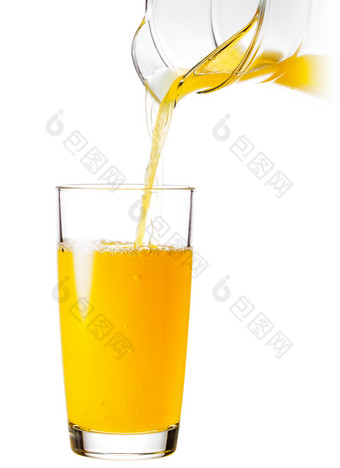 玻璃与壶橙色汁倒从壶孤立的白色背景玻璃与壶橙色汁倒从壶