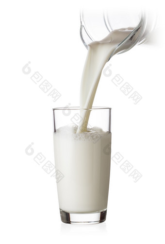 牛奶倒成玻璃从玻璃壶孤立的白色背景牛奶倒成玻璃从玻璃壶