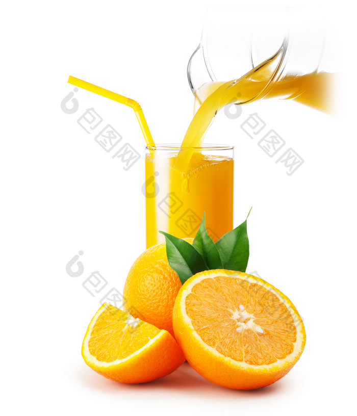橙色汁倒成玻璃和橙子孤立的白色背景橙色汁倒成玻璃和橙子