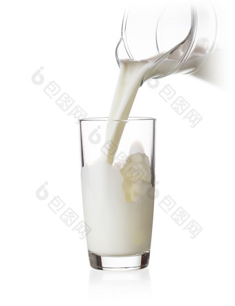 塞玻璃牛奶从壶孤立的白色背景塞玻璃牛奶从壶