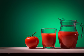 <strong>番茄</strong>玻璃和壶与<strong>番茄</strong>汁绿色背景<strong>番茄</strong>玻璃和壶与<strong>番茄</strong>汁