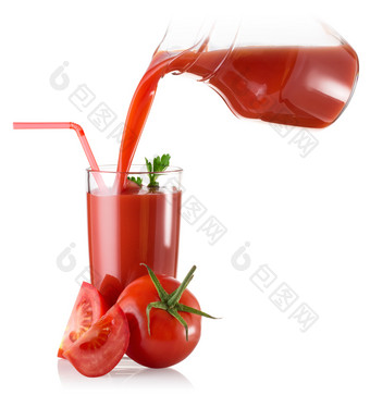 番茄汁倒成玻璃玻璃水瓶和番茄孤立的白色背景番茄汁倒成玻璃玻璃水瓶和番茄