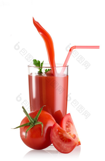 番茄汁倒成玻璃玻璃水瓶和番茄孤立的白色背景番茄汁倒成玻璃玻璃水瓶和番茄