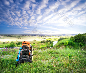 <strong>旅游</strong>背包站山的<strong>绿色</strong>草的概念自由和旅行<strong>旅游</strong>背包站山的<strong>绿色</strong>草