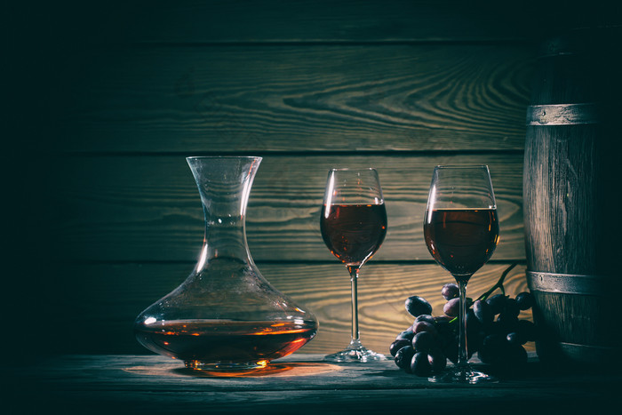 玻璃水瓶两个眼镜红色的酒和桶木表格爽肤水玻璃水瓶两个眼镜红色的酒和桶