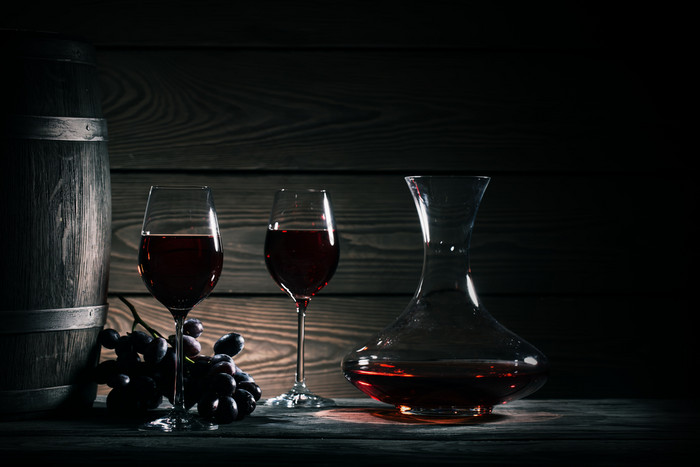 玻璃水瓶两个眼镜红色的酒和木桶木表格玻璃水瓶两个眼镜红色的酒和木桶
