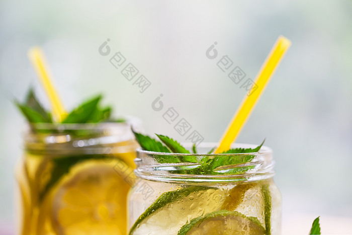 片段罐子与柠檬水夏天让人耳目一新鸡尾酒柠檬薄荷和冰的概念自然产品片段罐子与柠檬水