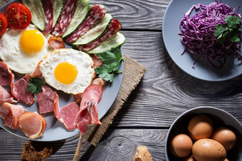 炸鸡蛋与蔬菜和培根木表格的概念健康的食物早餐乡村风格拍摄从的前炸鸡蛋与蔬菜和培根木表格