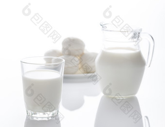 牛奶和棉花糖孤立的白色背景仍然生活健康的产品高关键牛奶和棉花糖孤立的白色