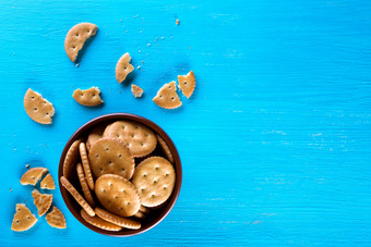 碗与脆皮饼干蓝色的背景视图从以上的概念健康的饮食碗与脆皮饼干蓝色的背景