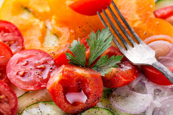 片段新鲜的蔬菜沙拉与叉的概念健康的自然食物片段新鲜的蔬菜沙拉与叉