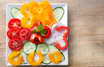 新鲜的切片<strong>蔬菜沙拉</strong>白色板杂货店仍然生活的概念健康的自然食物新鲜的切片<strong>蔬菜沙拉</strong>白色板
