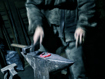 手铁匠与锤吹温暖马蹄的概念手册劳动和的创建新产品手铁匠与锤吹温暖马蹄