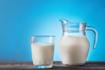 牛奶<strong>玻璃</strong>和<strong>壶</strong>木表格蓝色的背景的概念健康的自然食物牛奶<strong>玻璃</strong>和<strong>壶</strong>木表格