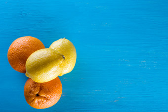 <strong>橙子</strong>和柠檬蓝色的木表格夏天仍然生活拍摄从的前概念新鲜的自然食物<strong>橙子</strong>和柠檬蓝色的木表格