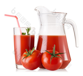 番茄汁玻璃和玻璃水瓶和成熟的西红柿孤立的白色背景番茄汁玻璃和玻璃水瓶